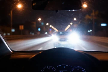 Fari accecanti di notte: il problema riguarda il 60% dei conducenti